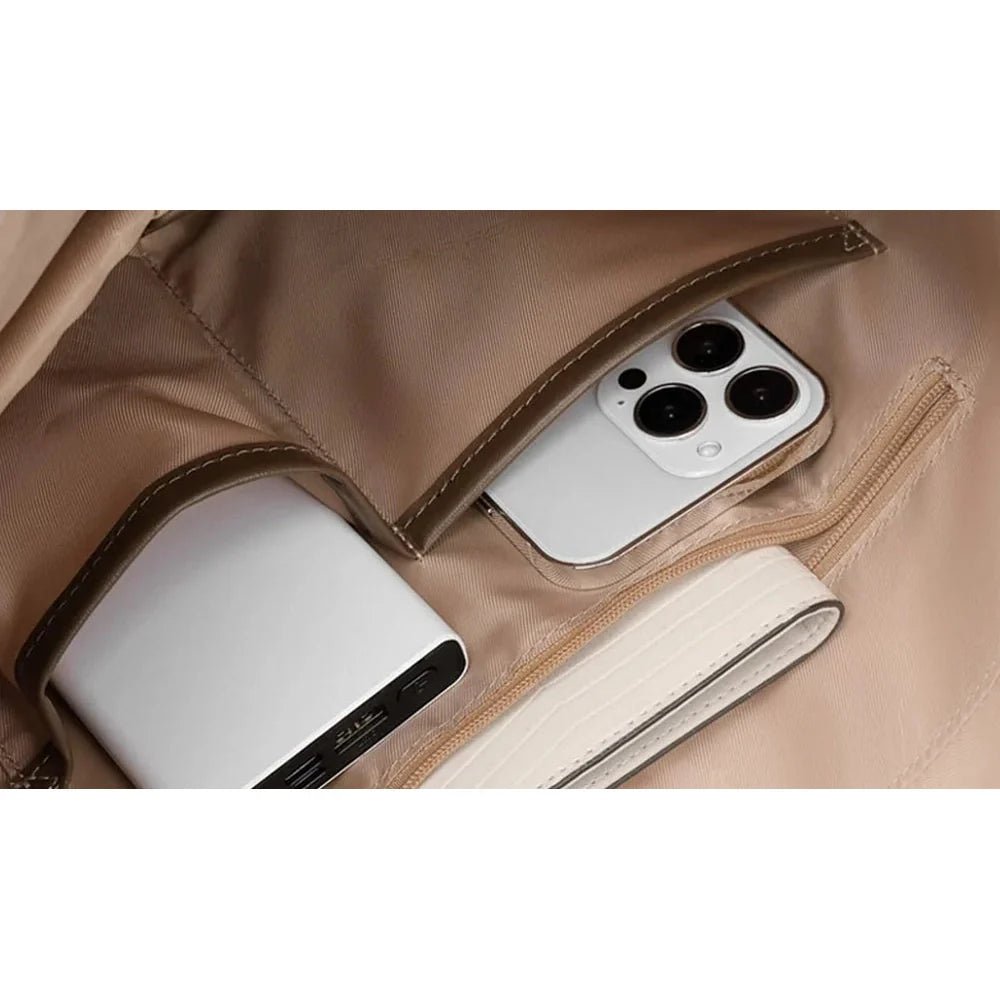 Intérieur organisé d’un sac à dos multifonction femme avec smartphone blanc et banque d’énergie
