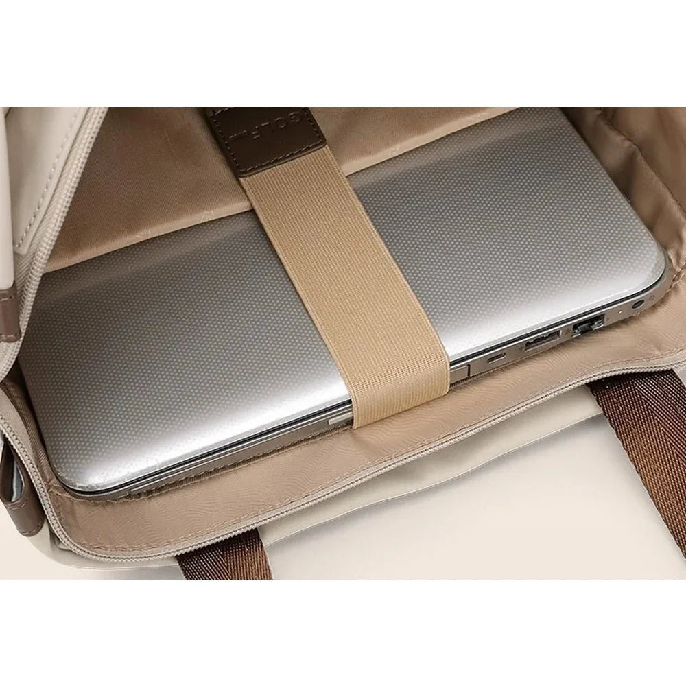 Vue rapprochée de l’intérieur d’un sac à dos multifonction femme avec un ordinateur portable en sécurité
