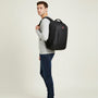 Sac à dos noir homme Xerion avec logo rouge subtil sur le devant