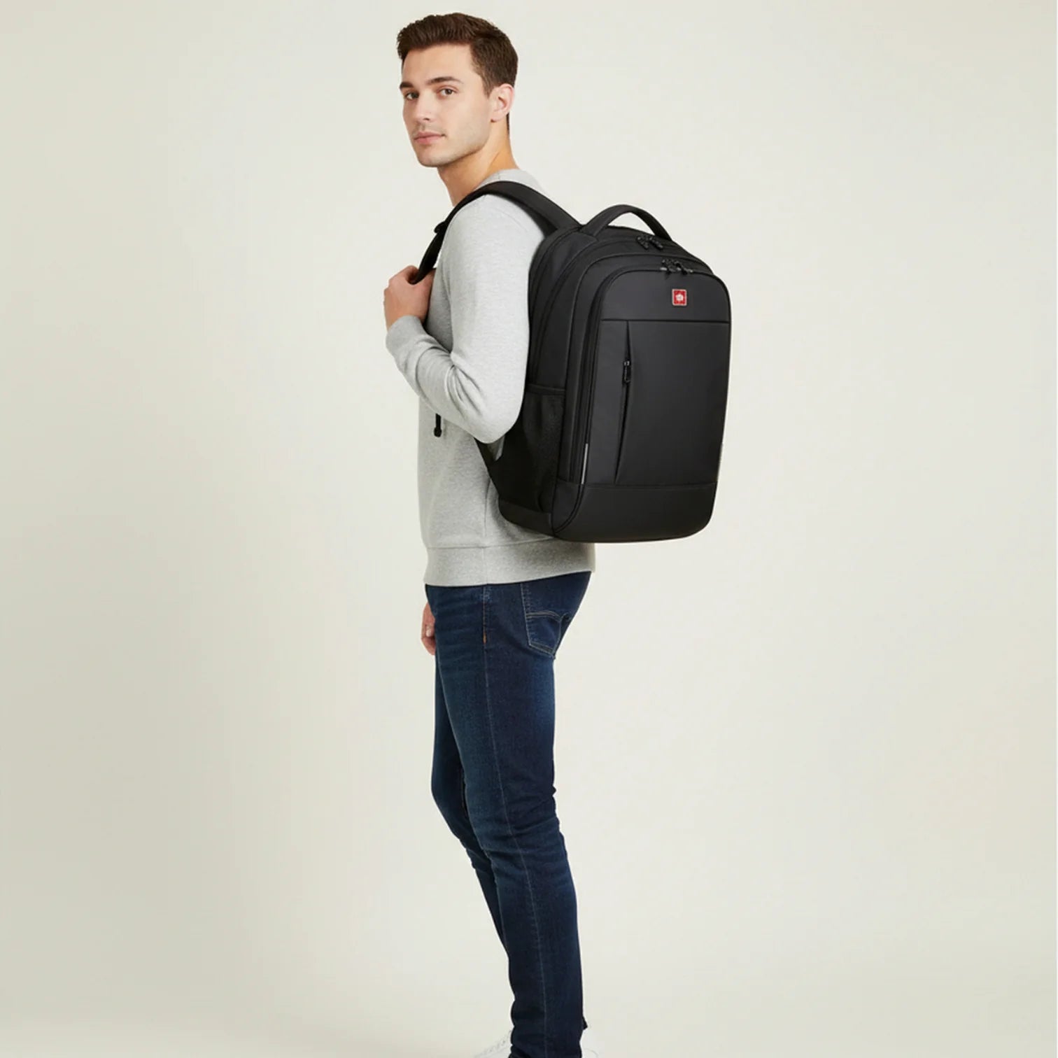 Sac à dos noir homme Xerion avec logo rouge subtil sur le devant