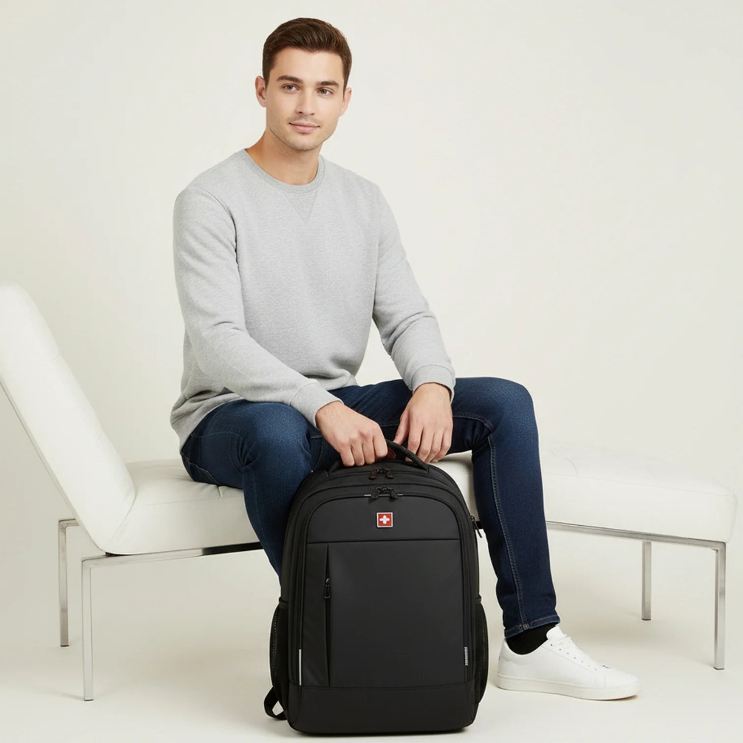 Sac à dos noir Xerion homme avec croix rouge et multiples fermetures