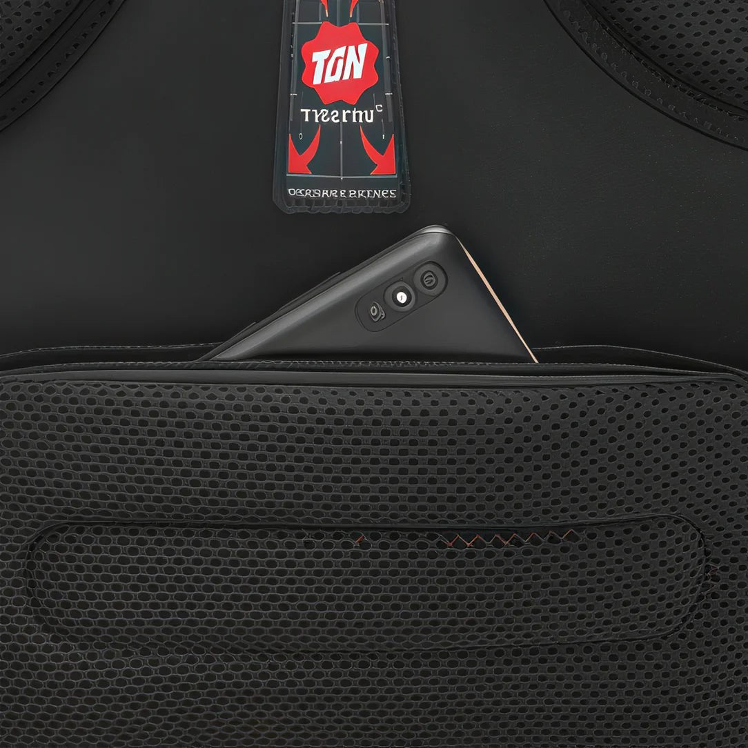 Smartphone noir partiellement rangé dans une poche en mesh du Sac a dos ordi noir 16 pouces Eclipse