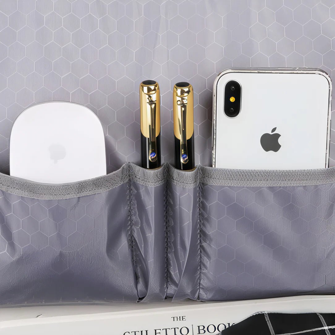 Organisateur de rangement gris à motif miel avec appareils Apple et stylos dans un sac à dos ordinateur 15 pouces 25L