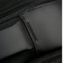 Détail en gros plan du textile noir avec couture et motifs texturés du Sac à dos ordinateur 15 pouces 25L