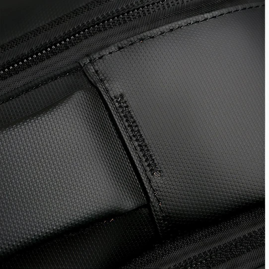 Détail en gros plan du textile noir avec couture et motifs texturés du Sac à dos ordinateur 15 pouces 25L
