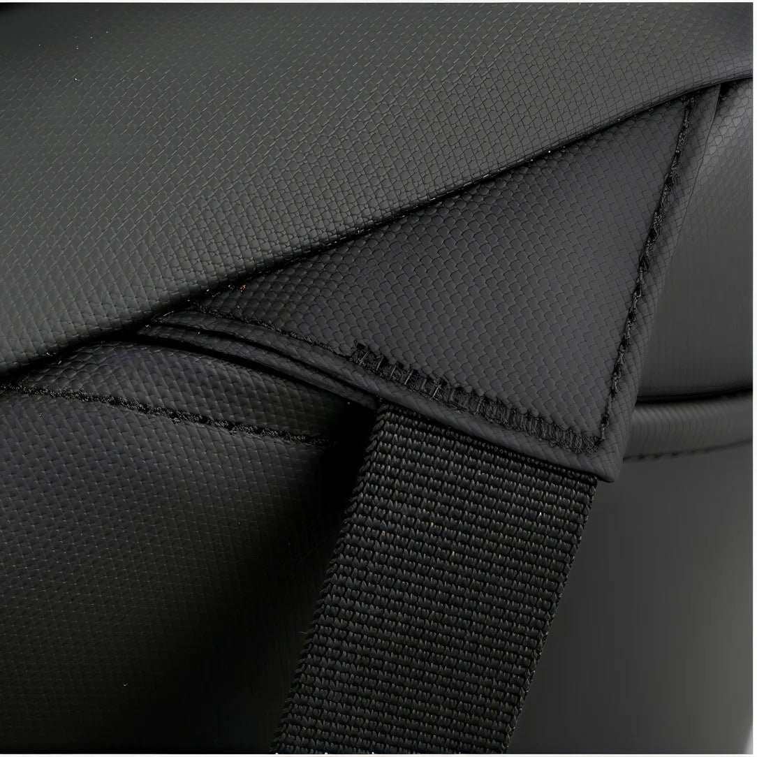 Premier plan d’un sac à dos ordinateur 15 pouces 25L en faux cuir noir avec bandoulière tissée