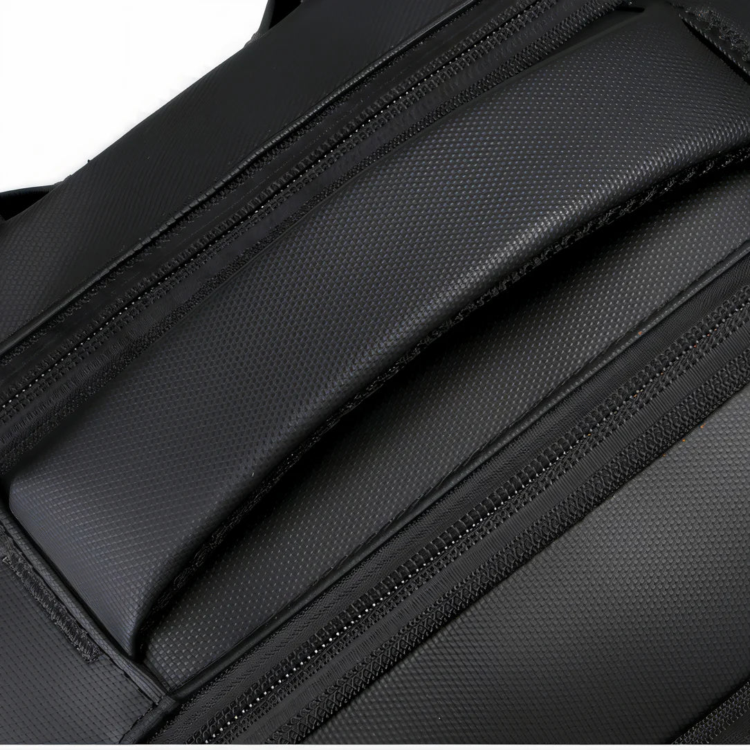 Poignée de sac à dos ordinateur 15 pouces 25L avec zippers noirs et texture détaillée