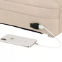 Sac à dos ordinateur 16 pouces femme Sélène beige avec port de chargement USB connecté à un smartphone
