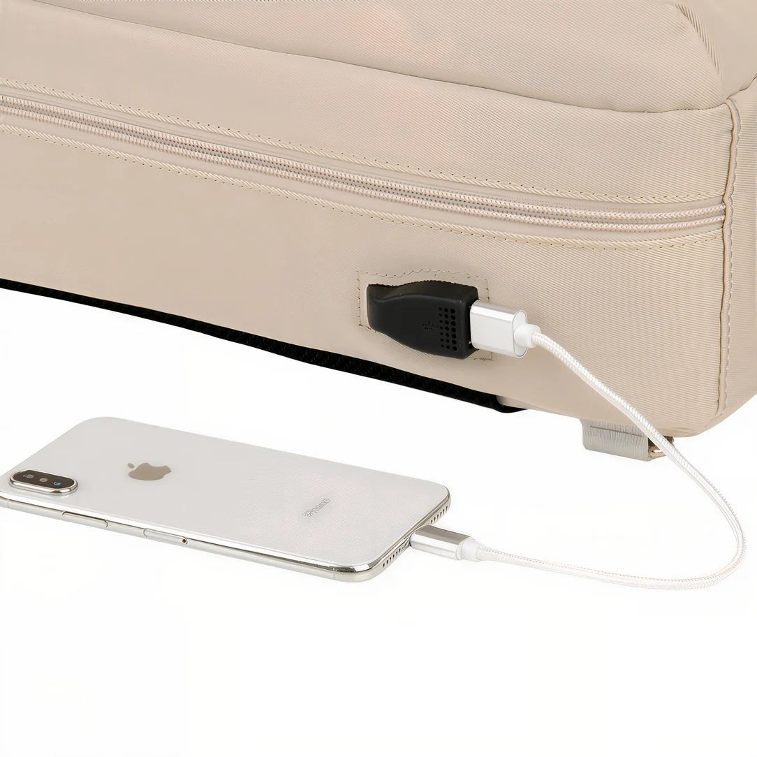 Sac à dos ordinateur 16 pouces femme Sélène beige avec port de chargement USB connecté à un smartphone