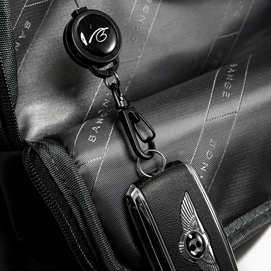 Clé de voiture noire attachée à un porte-clés rétractable sur le Sac à dos Orion 17 pouces