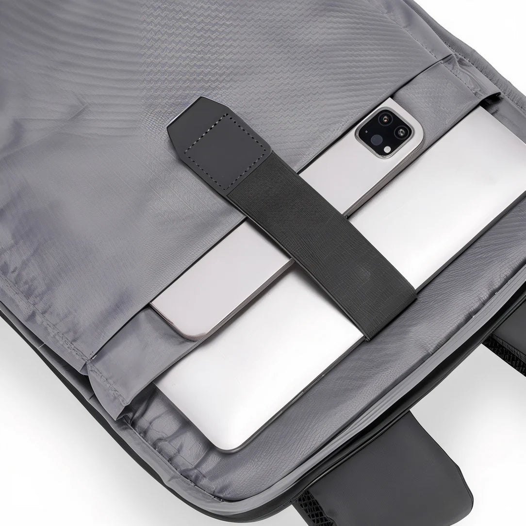 Compartiment gris d un sac à dos ordinateur de voyage 22L K10 avec deux laptops et smartphone argentés