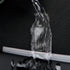 Eau coulant sur une surface noire texturée vers un canal de drainage argenté pour Sac à dos ordinateur extensible 17 pouces