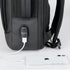 Sac à dos ordinateur extensible 17 pouces avec port USB externe connecté à un smartphone blanc