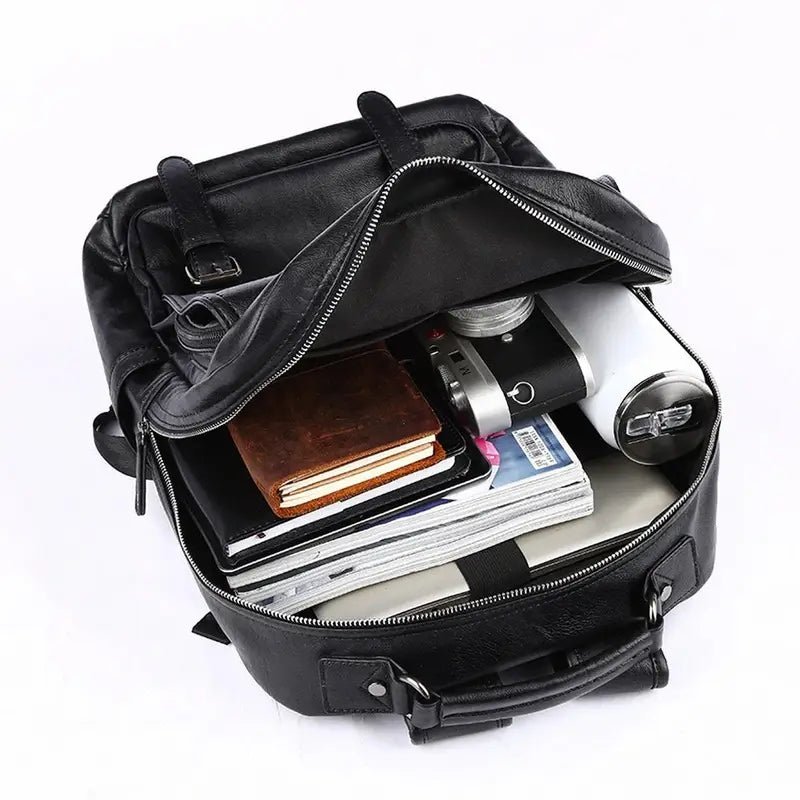 Sac à dos ordinateur homme imitation cuir noir rempli d’articles variés