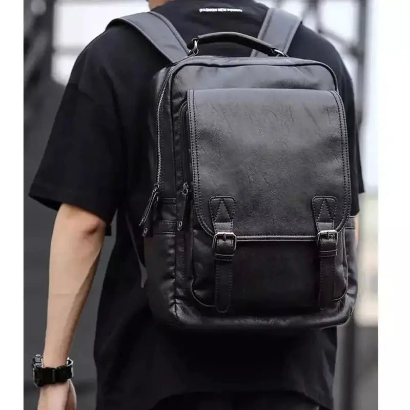 Sac à dos ordinateur homme imitation cuir en cuir noir avec rabat et boucles
