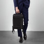 Sac à dos ordinateur portable noir minimaliste plat étanche vue arrière