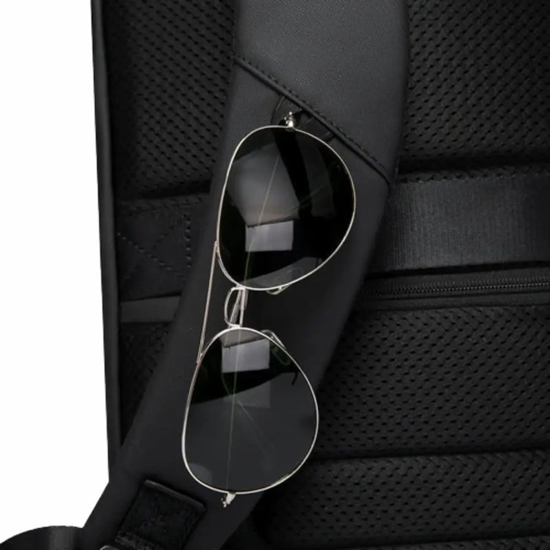 Lunettes de soleil aviateur noires suspendues à la sangle du Sac à dos ordinateur Nova Slim