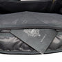 Passeport gris à surface texturée dans une poche zippée du Sac à dos ordinateur Nova Slim