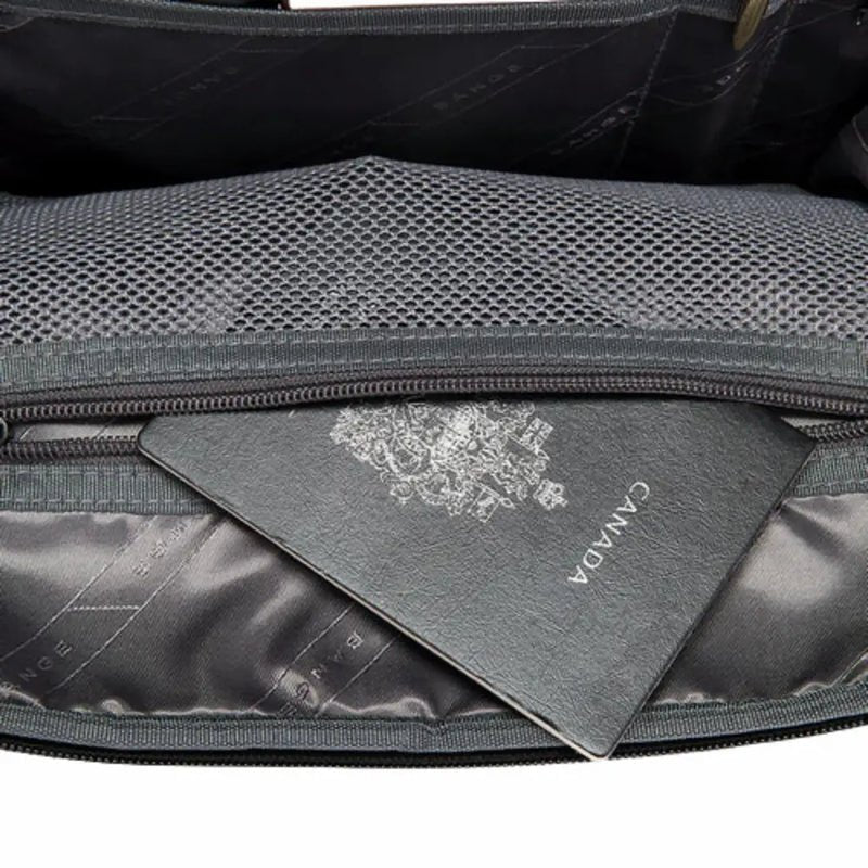 Passeport gris à surface texturée dans une poche zippée du Sac à dos ordinateur Nova Slim