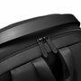 Détail rapproché d’un sac à dos ordinateur ultra plat Nova Slim avec double zip