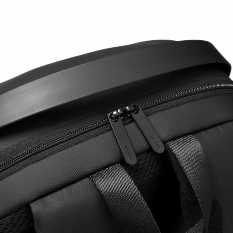 Détail rapproché d’un sac à dos ordinateur ultra plat Nova Slim avec double zip