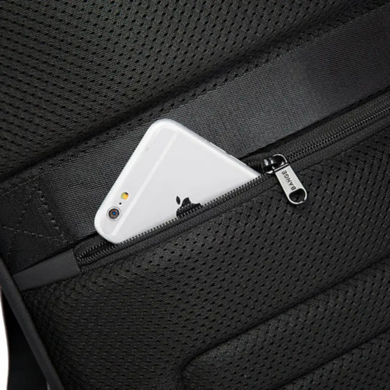 Smartphone dans une poche zippée du sac à dos ordinateur ultra plat Nova Slim