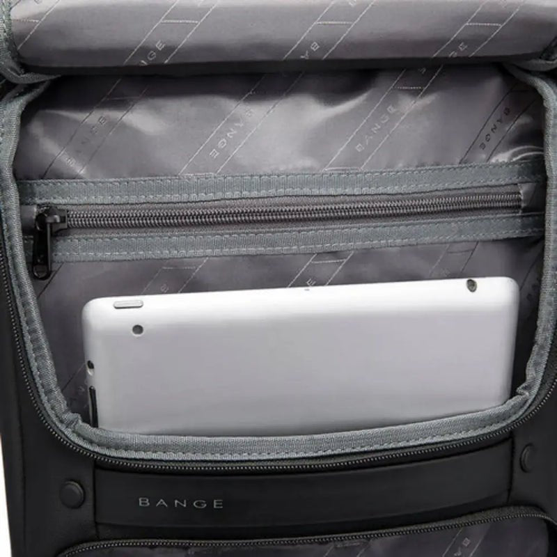 Intérieur d’un sac à dos ordinateur ultra plat Nova Slim avec tablette et poche zippée