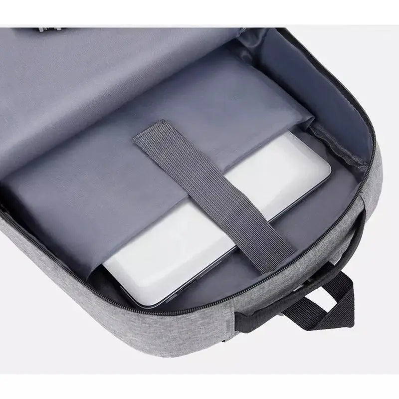 Sac à dos ordinateur usb gris ouvert avec un ordinateur portable dans la poche dédiée