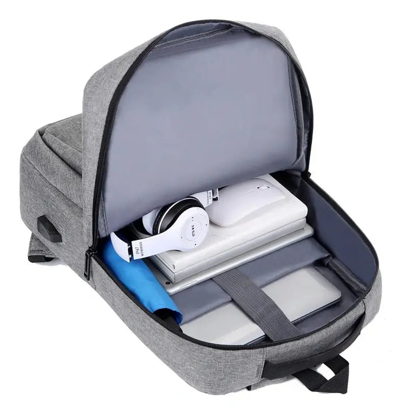 Sac à dos ordinateur usb gris ouvert avec appareils électroniques et parapluie à l’intérieur