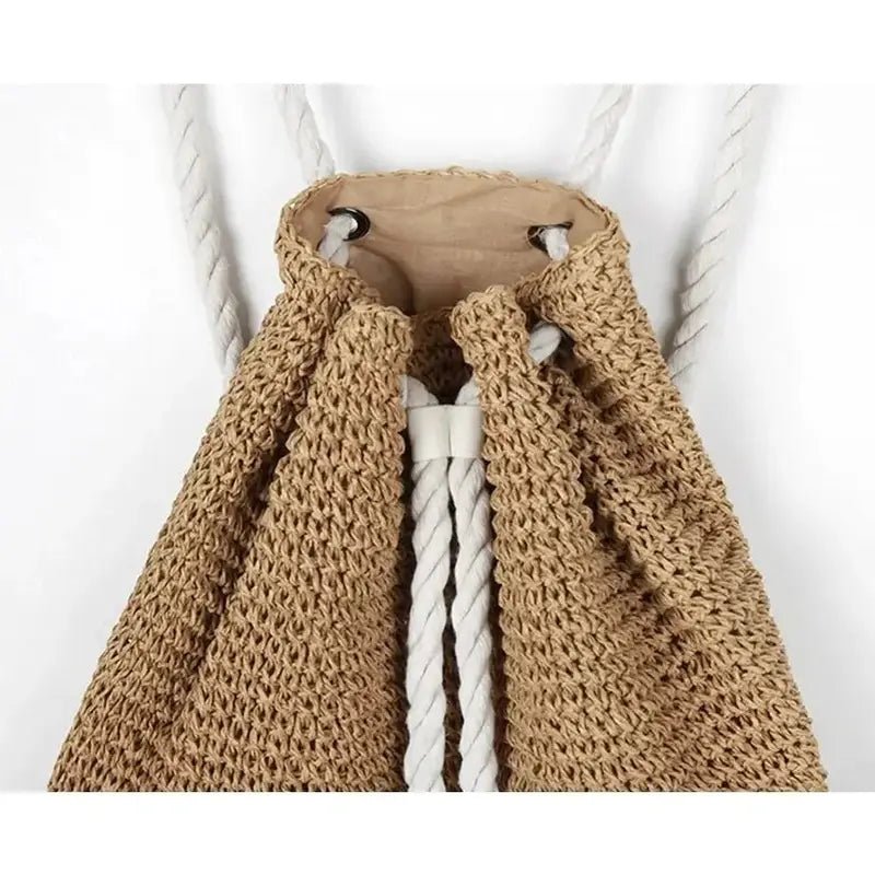 Sac à dos paille en paille tissée marron avec cordons en corde blanche