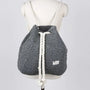 Sac à dos paille gris en paille tissée avec cordons en corde blanche