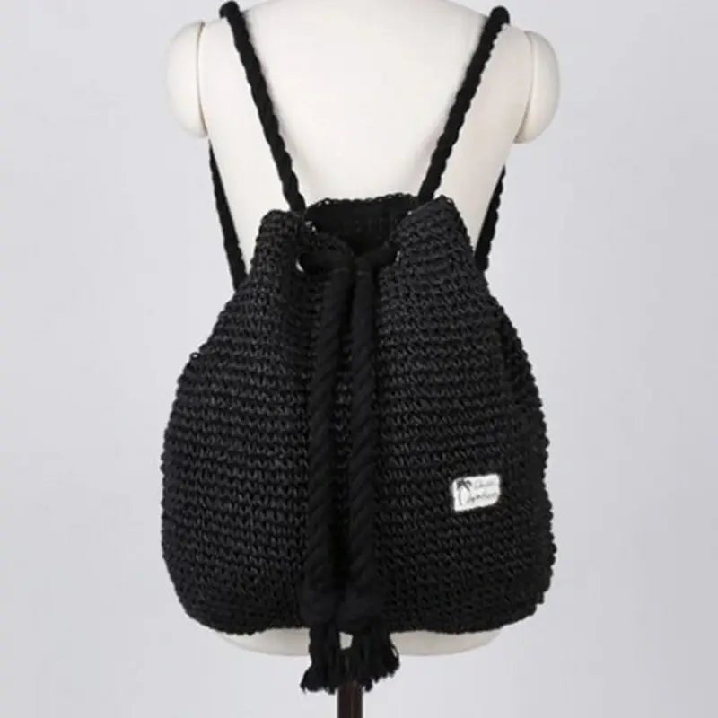 Sac à dos paille en raffia noir tissé avec cordon de serrage et bretelles tressées