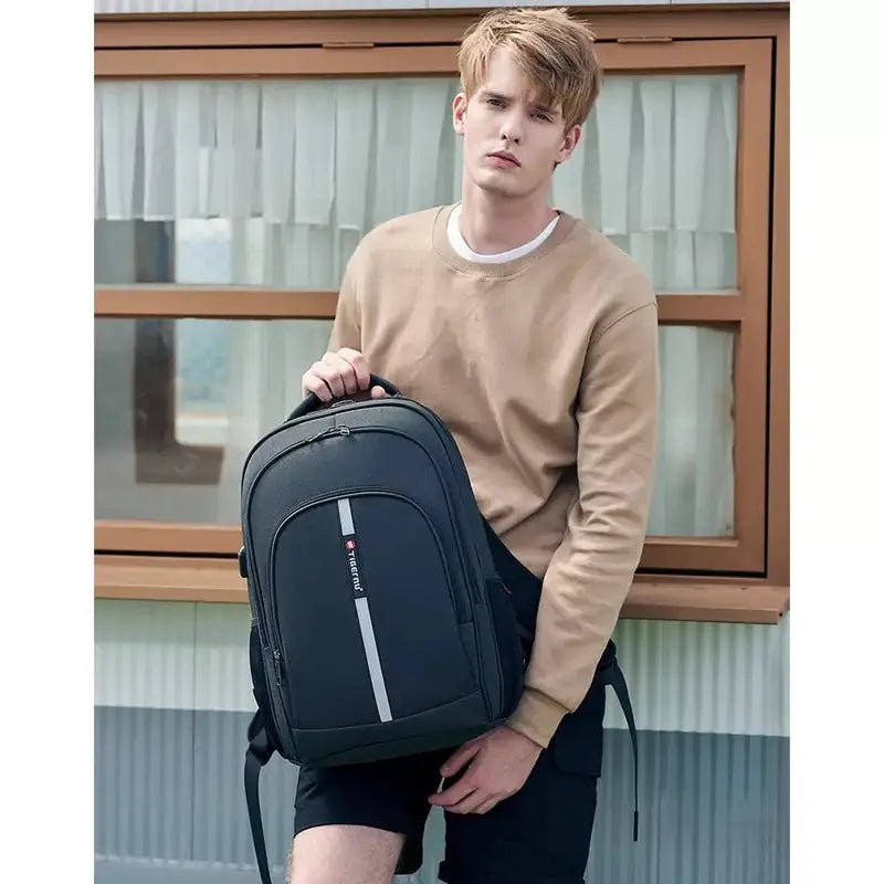 Sac à dos PC 15 pouces noir avec bande grise verticale et accent rouge