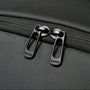 Deux tirettes de fermeture éclair métalliques noires sur un sac en tissu noir texturé Sac à dos PC 16 pouces Deneb XI
