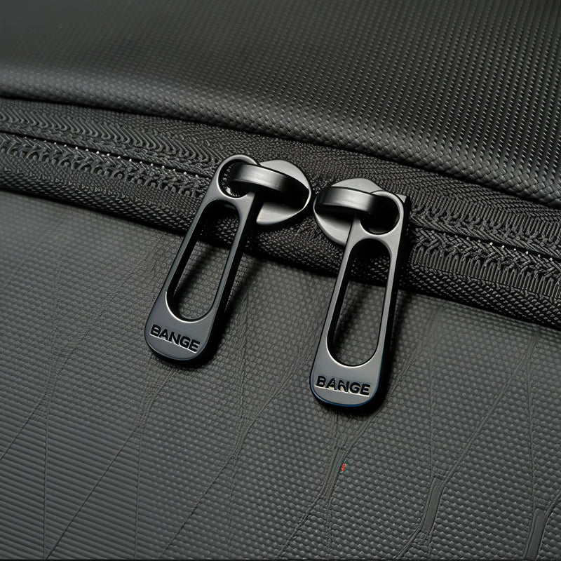 Deux tirettes de fermeture éclair métalliques noires sur un sac en tissu noir texturé Sac à dos PC 16 pouces Deneb XI