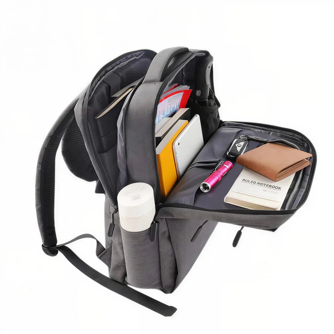 Sac à dos PC portable 17 pouces Urban Nova gris ouvert avec divers objets à l’intérieur