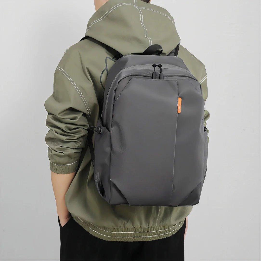 Sac à dos pour le collège Pack n GO sombre gris avec une étiquette orange