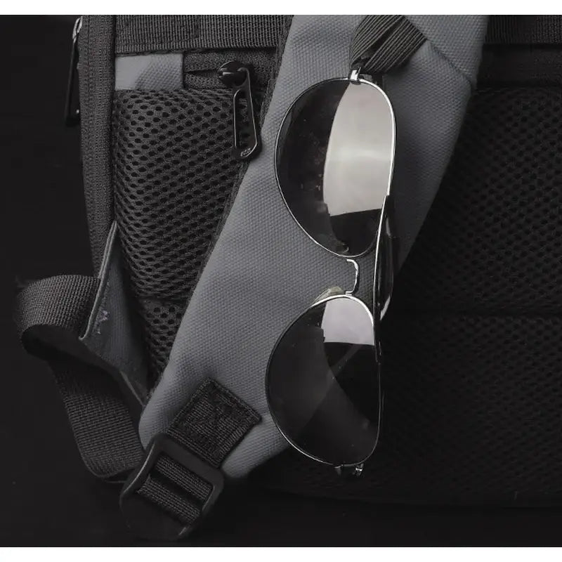 Sac à dos pour ordinateur 17 pouces BackGuard gris avec lunettes de soleil attachées