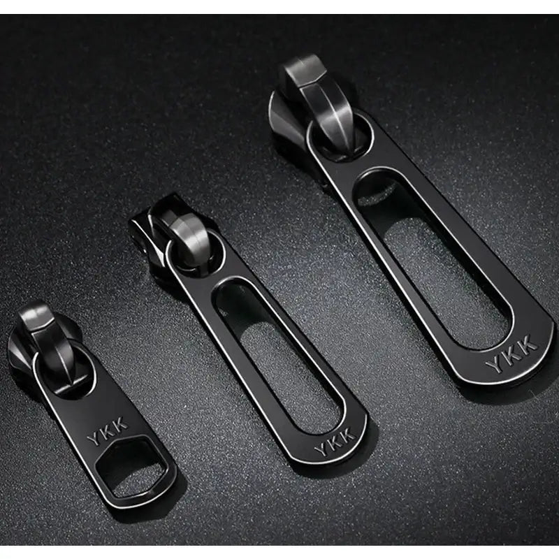 Trois tirettes de fermeture éclair en métal noir au design minimaliste pour Sac à dos pour ordinateur 17 pouces BackGuard