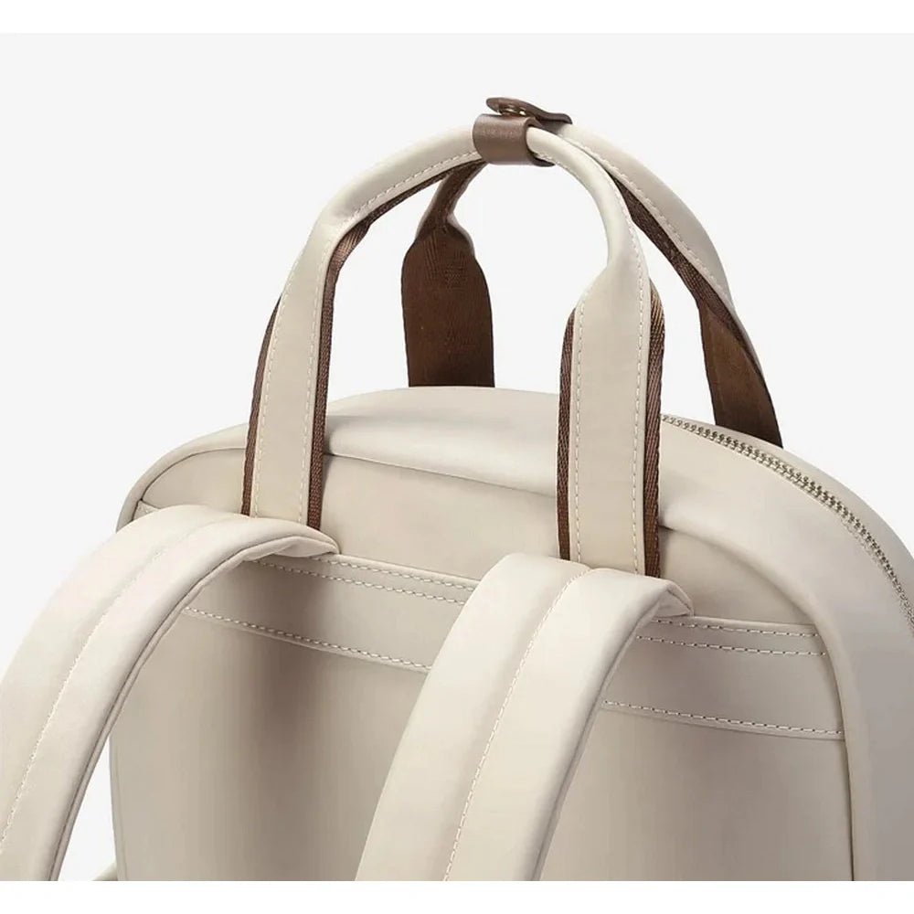 Sac à dos pratique pour femme en crème avec accents marron et poignée supérieure