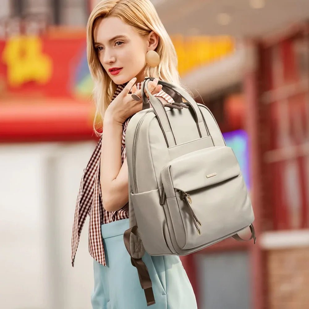 Sac à dos pratique pour femme en faux cuir gris clair avec poche frontale et bretelles marron
