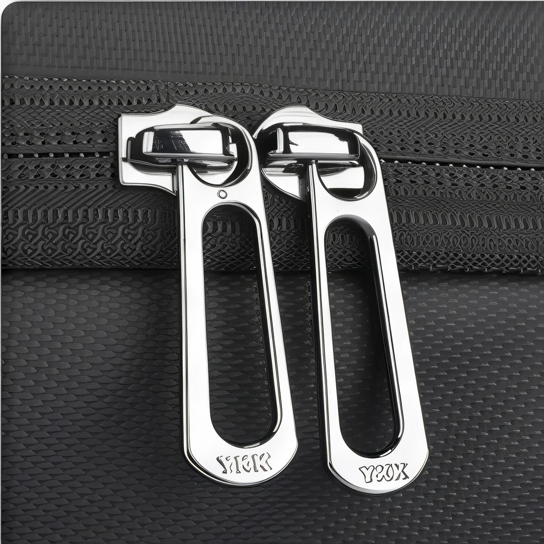 Deux tirettes de fermeture éclair métalliques brillantes sur un sac à dos pro 15,6 pouces