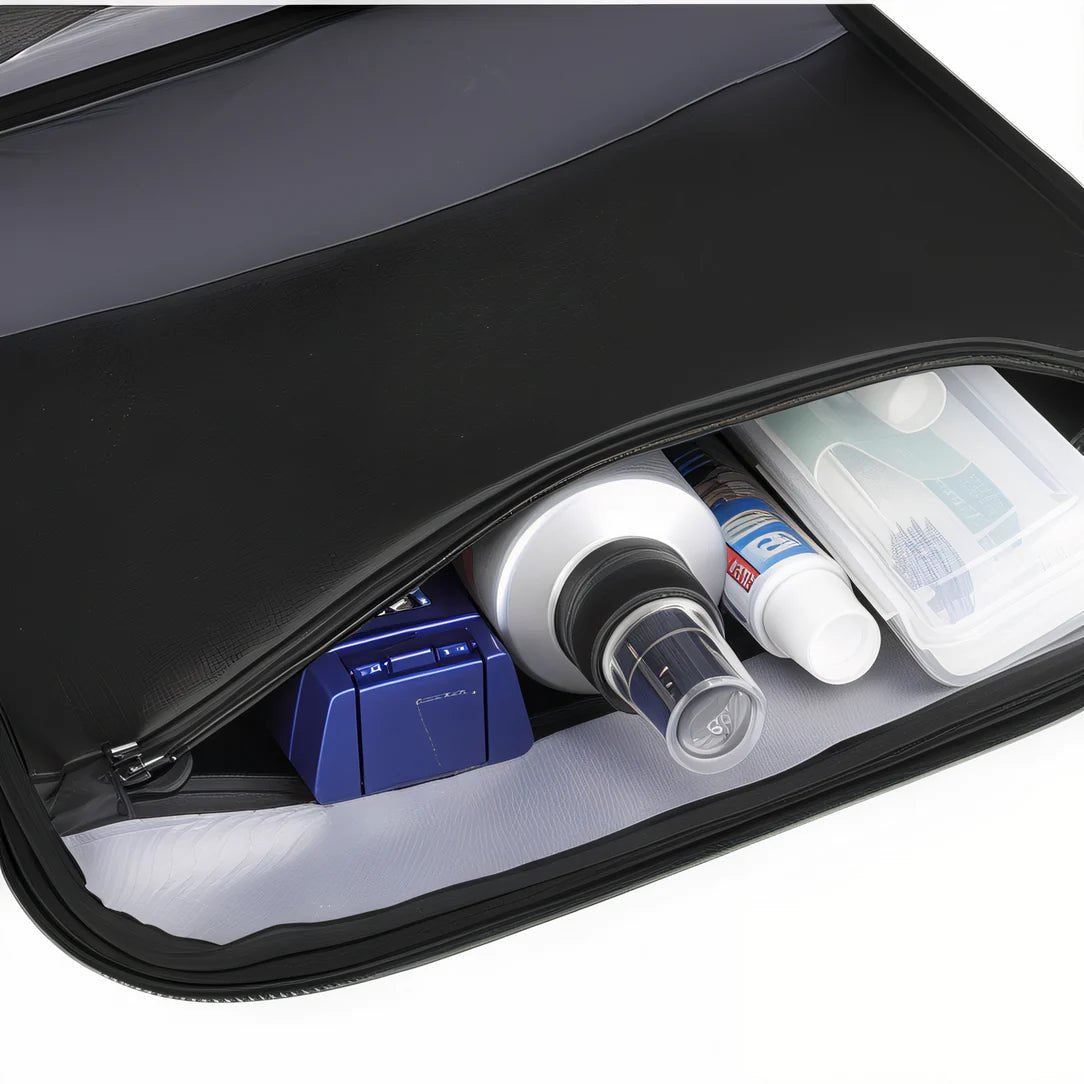 Pochette zippée noire ouverte avec produits de voyage pour Sac à dos Pro 15,6 pouces