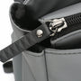Zoom sur un sac à dos à rabat 16 pouces Tiger Lyra avec tirette en texture grise