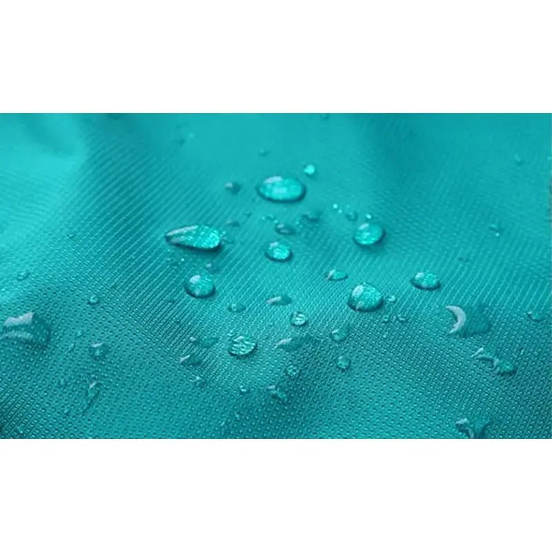 Tissu teal résistant à l’eau avec perles d’eau visibles sur le Sac à dos randonnée étanche