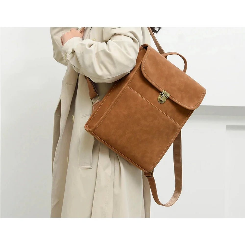 Sac à dos rectangulaire en cuir avec rabat en faux cuir marron, poche frontale et fermoir en laiton