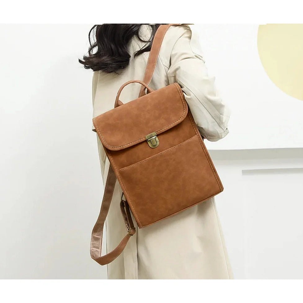 Sac à dos rectangulaire en cuir marron faux avec rabat et fermoir en or