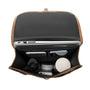 Sac à dos rectangulaire en cuir marron ouvert avec ordinateur portable et accessoires à l’intérieur