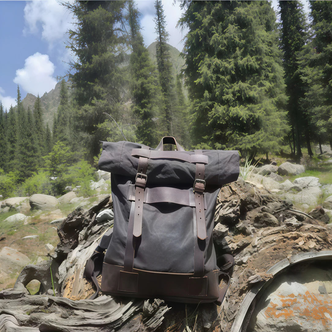 Sac à dos rétro roll top en tissu gris foncé avec bretelles en cuir marron