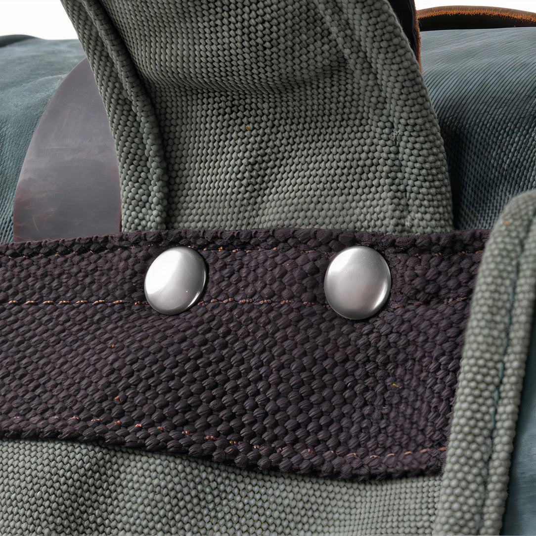 Détail d’un sac en toile robuste avec des bretelles rivetées du Sac à dos Ruston